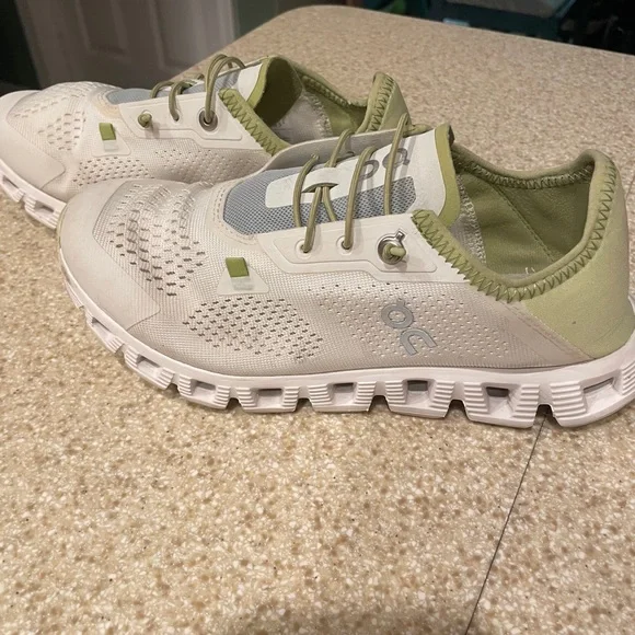 On Running shoes, EXCELLENT condition, wore 2 X, cleaning out closet, 6 1/2 W - Picture 1 of 9